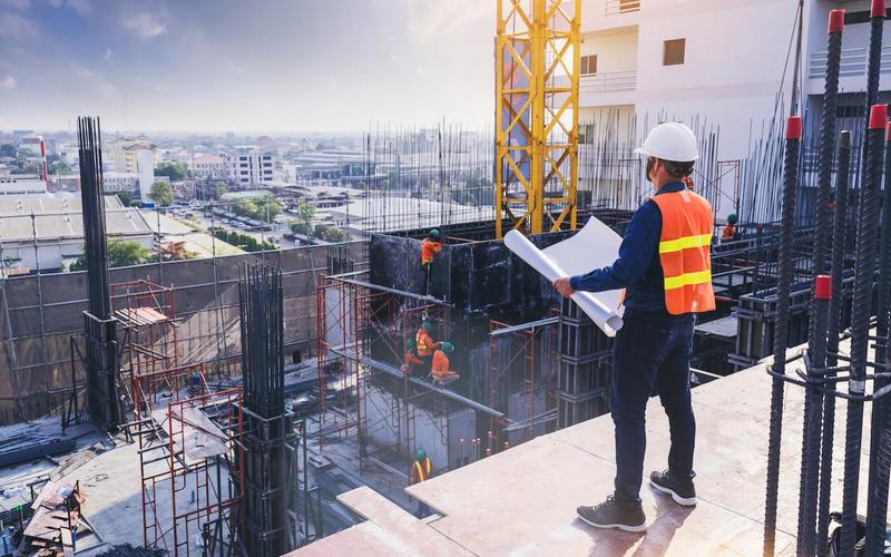 Прораб смотрим на строительство дома