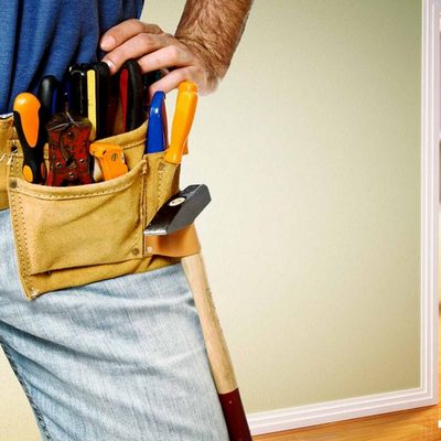 Строитель с молотком